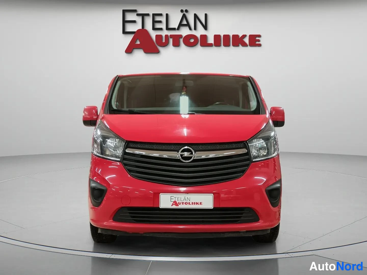 Edestä: Punaisen Opel Vivaro -pakettiauton etunäköyva, Opel-merkki ja Etelän Autoliike -rekisterikilpi etupuskurissa.