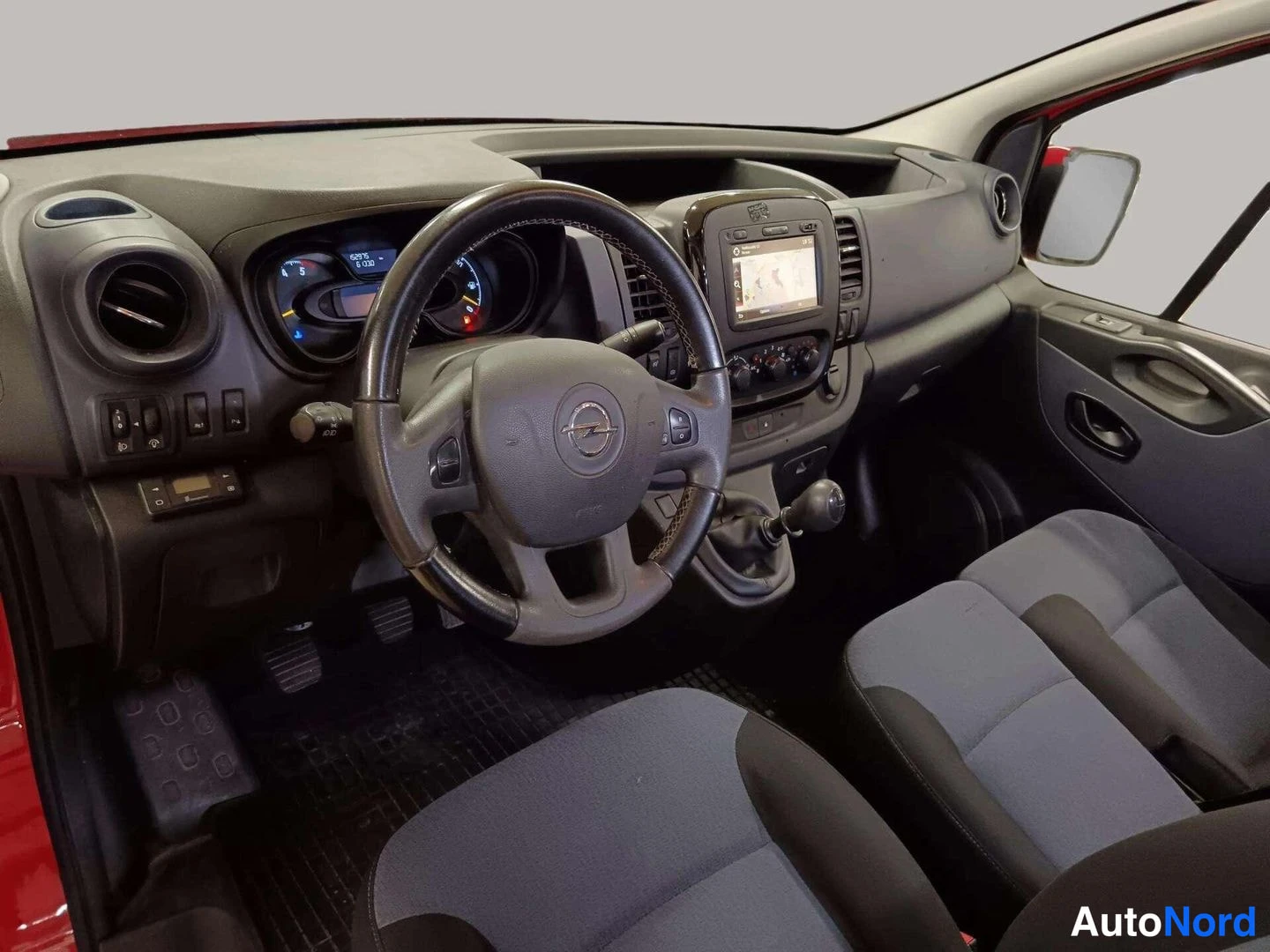 Muu: Opel-merkkiohjauspyörä, manuaalivaihto ja karttanäyttö keskikonsolissa.