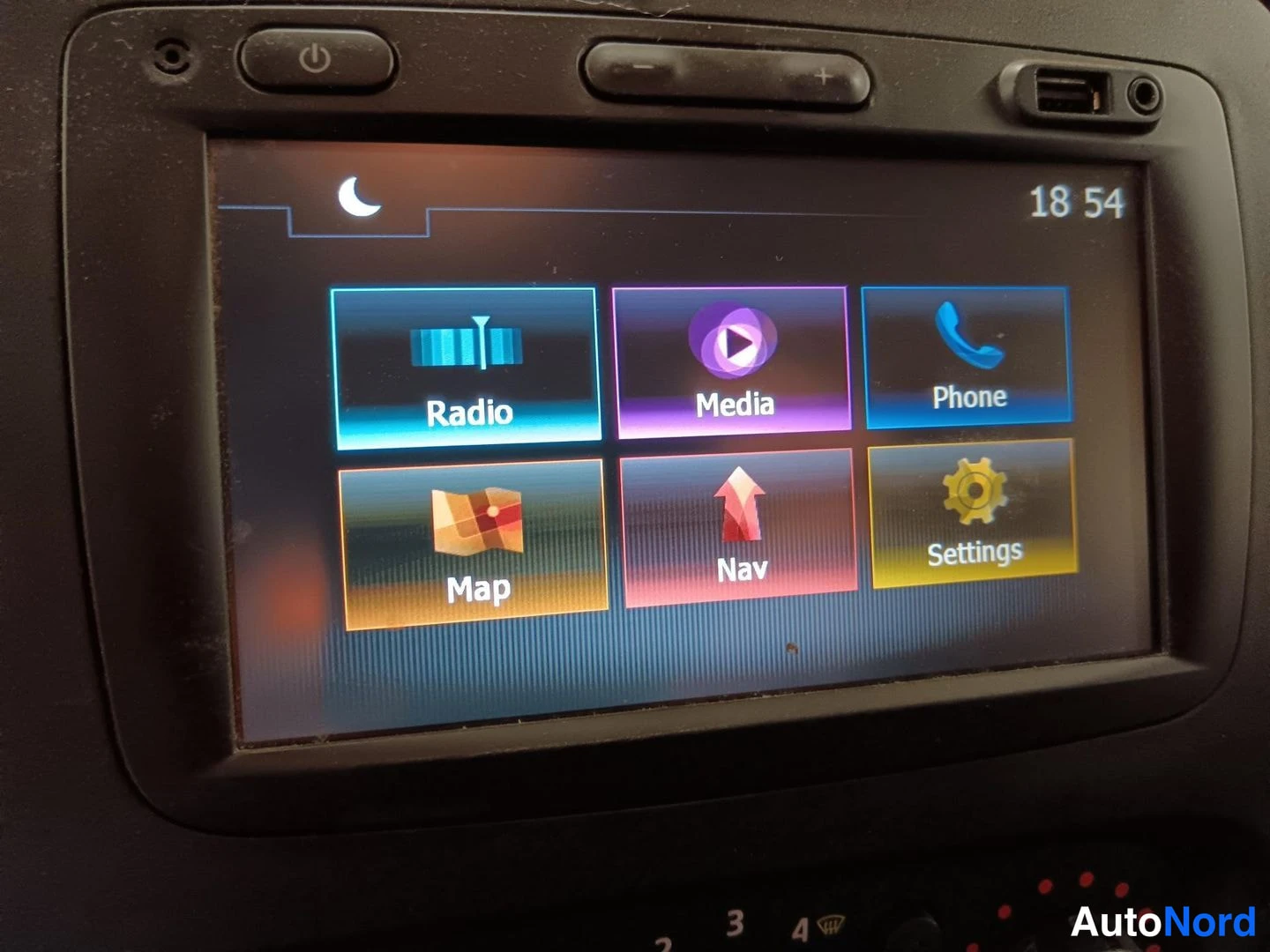 Muu: Auton kojelaudan infotainment-näyttö, jossa Radio-, Media-, Phone-, Map-, Nav- ja Settings-valikot.