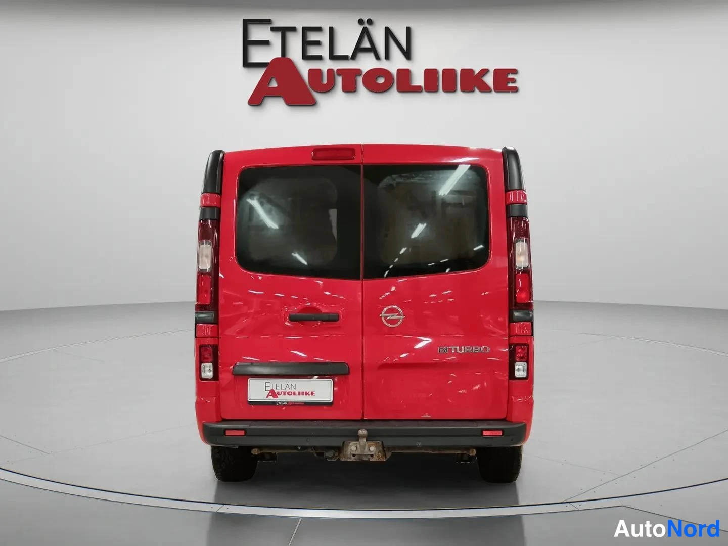 Takaa: Punaisen pakettiauton takanäkymä studio-otsikolla Etelän Autoliike
