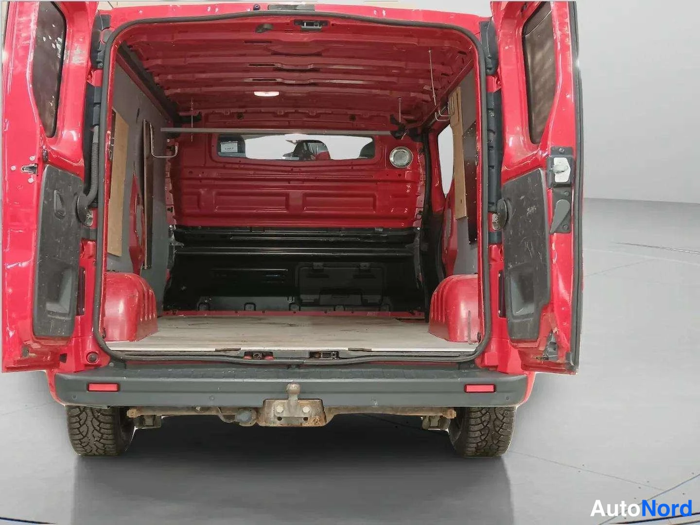 Takaa: Punaisen pakettiauton tavaratila takaovet auki