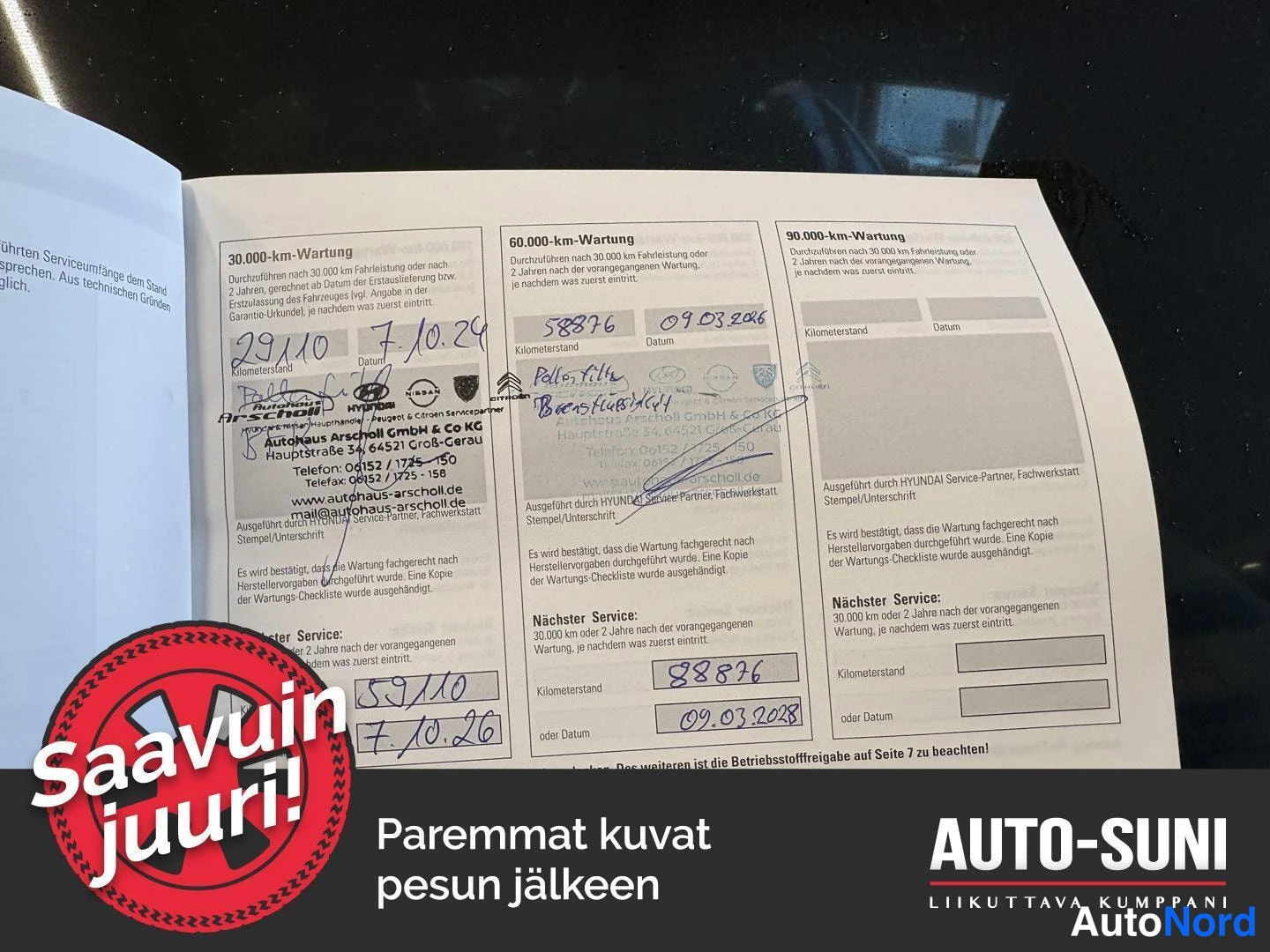 Asiakirja: Huoltokirjan sivut 60 000 km:n ja 90 000 km:n huolto-merkinnöistä, viimeisin merkintä 7.10.2026, 88 876 km.