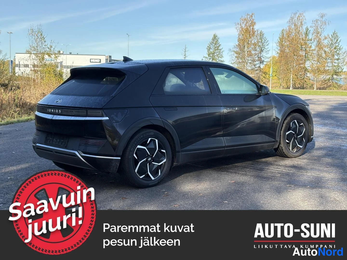 Takaviisto: Mustan Hyundai IONIQ 5:n takakulma vasemmalta, takaluukku ja IONIQ 5-teksti näkyvät, vasen sivu näkyvissä.