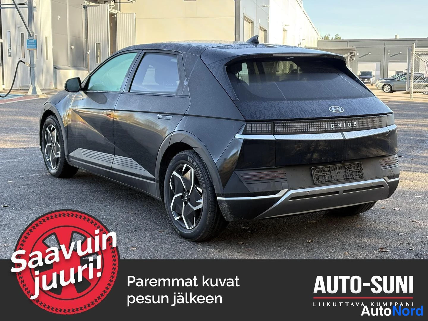 Takaviisto: Mustan Hyundai IONIQ 5:n takakulma, takaluukku ja IONIQ 5-teksti näkyvät, vasen sivu auton ympärillä.