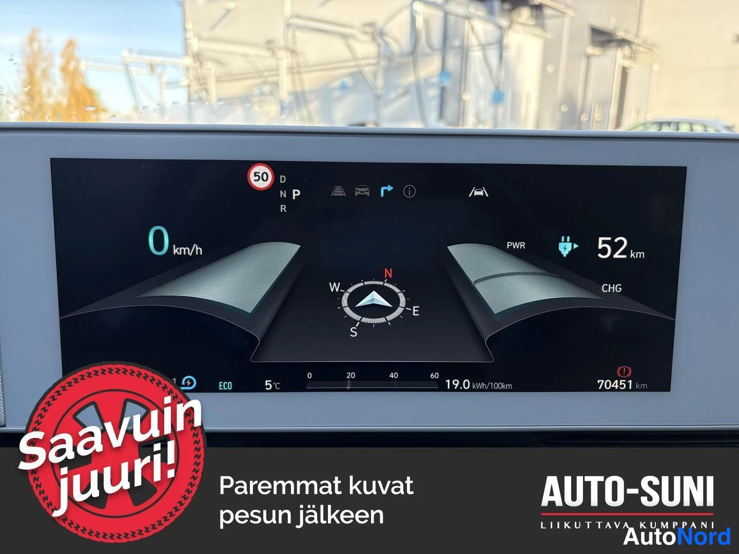 Yksityiskohta: Kojelaudan näyttö: nopeus 0 km/h, vaihde P, akun varaustila 52 km, kulutus 19,0 kWh/100km, kokonaismittarilukema 70451 km.