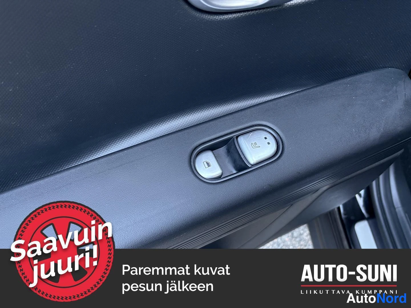 Yksityiskohta: Autojen sisätiloissa näkyy oven kahva ja ikkunanohjain, ja kuvassa on logo ja teksti Auto-Suni.