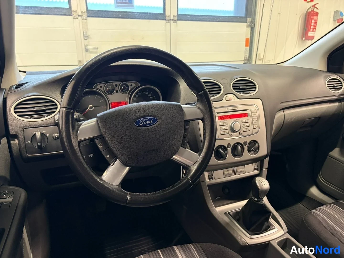 Muu: Ohjaamo kuljettajan puolelta: Ford-ohjauspyörä, mittaristo, manuaalivaihteen vaihdekeppi ja radio-kasettisoitin keskikonsolissa.