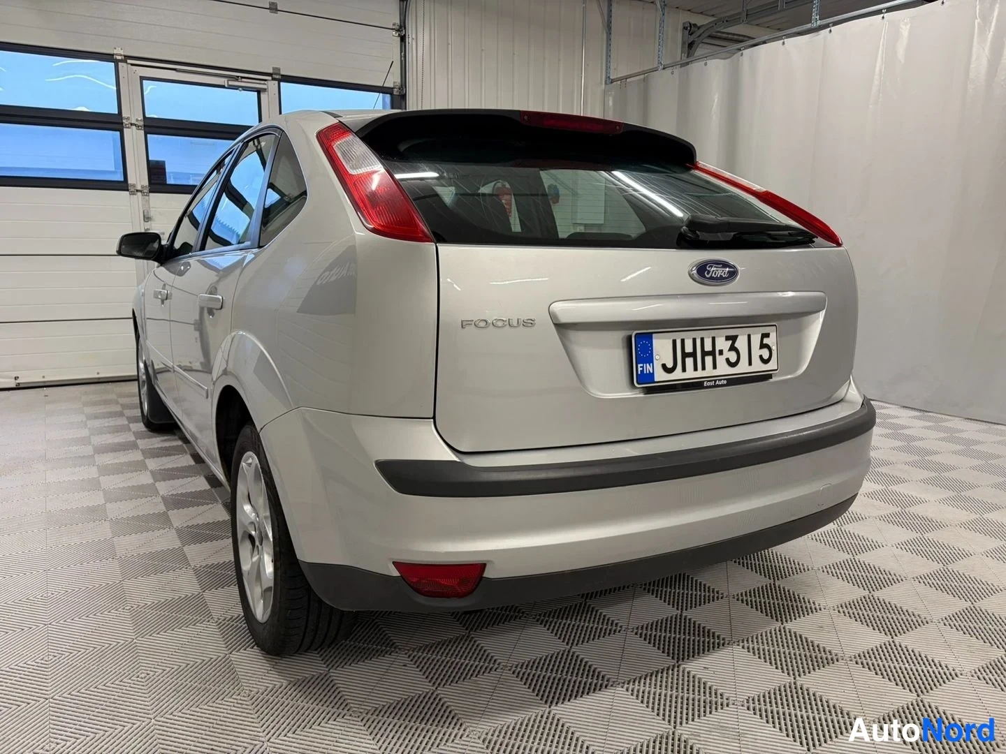 Takaviisto: Ford Focus -farmarin takakulma sisätiloissa, rekisteri