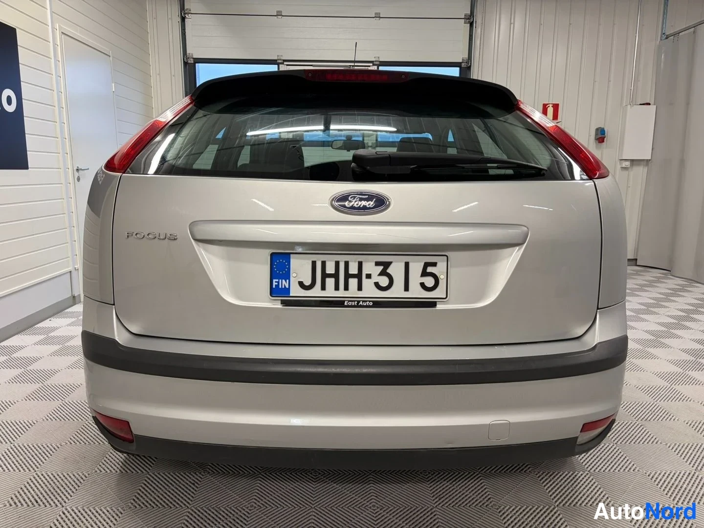 Takaa: Ford Focus -henkilöauton takapää rekisterillä, hopeavärisenä