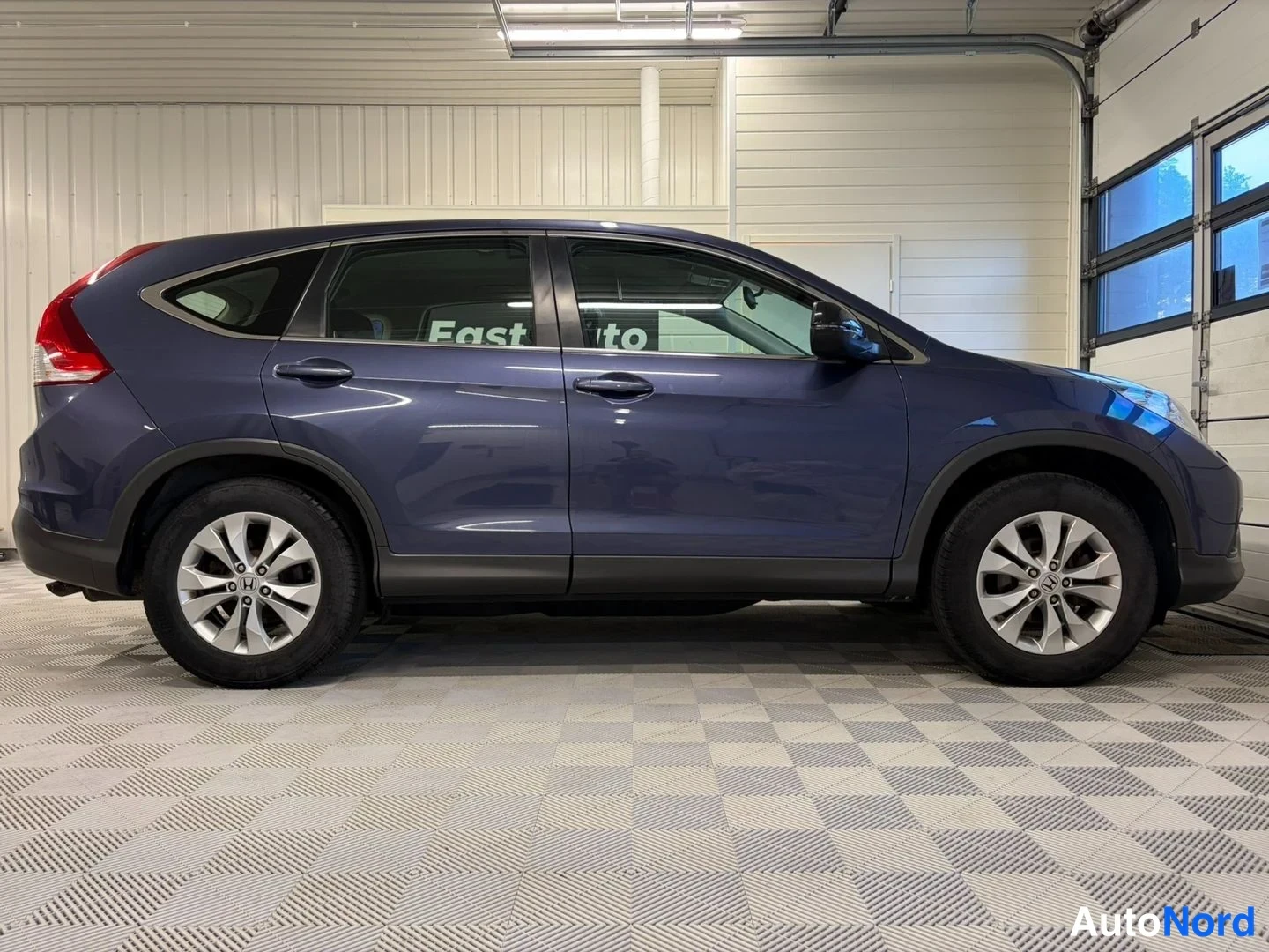 Takaviisto: Honda CR-V:n kylki ja takanurkka oikealta kuvattuna; tummansininen maali, hopeat vanteet.