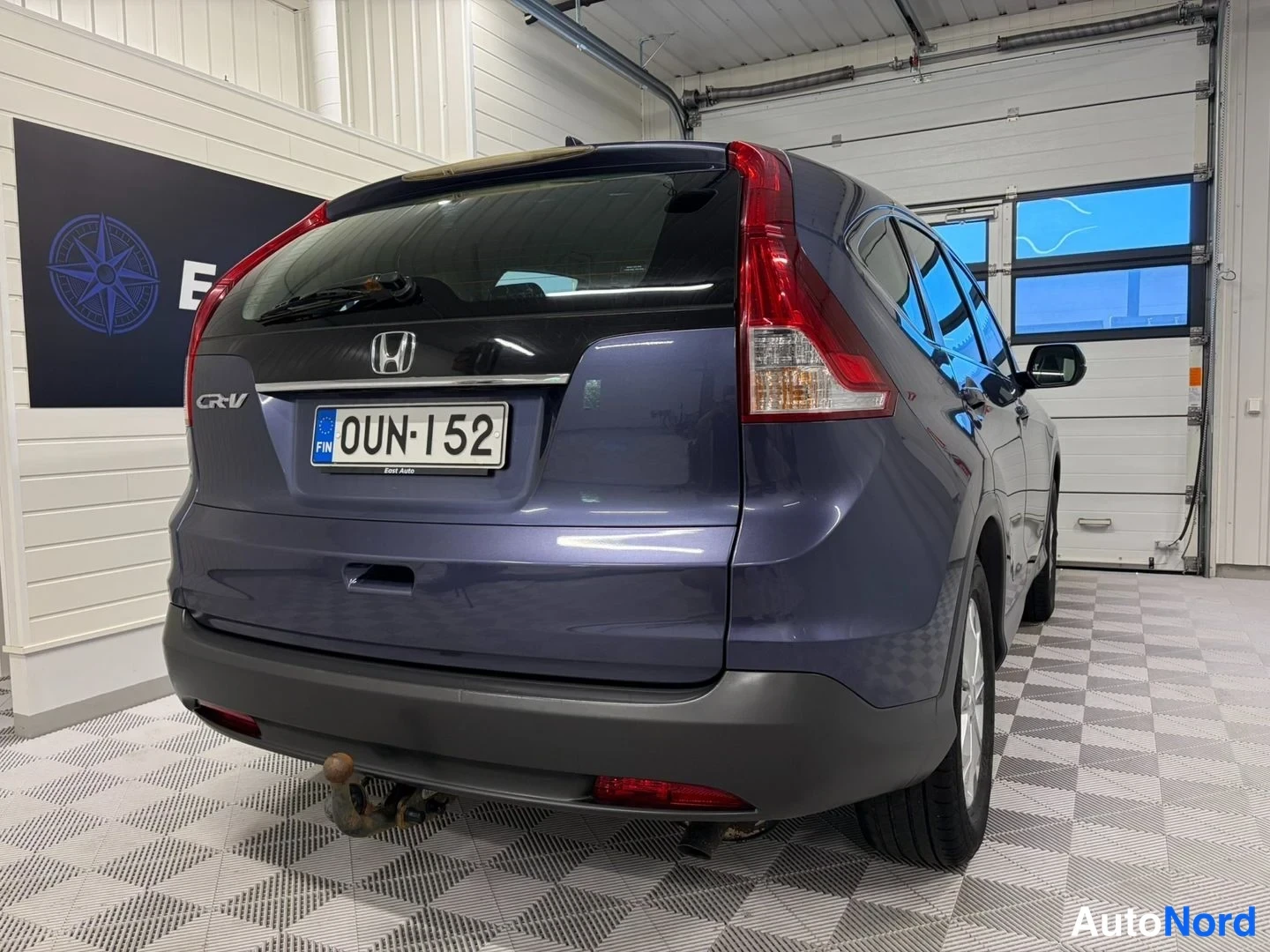 Takaviisto: Honda CR-V:n perä ja oikea kylki; takavalo, H-merkki ja rekisterikilpi, takakiinnikkeessä vetokoulu.