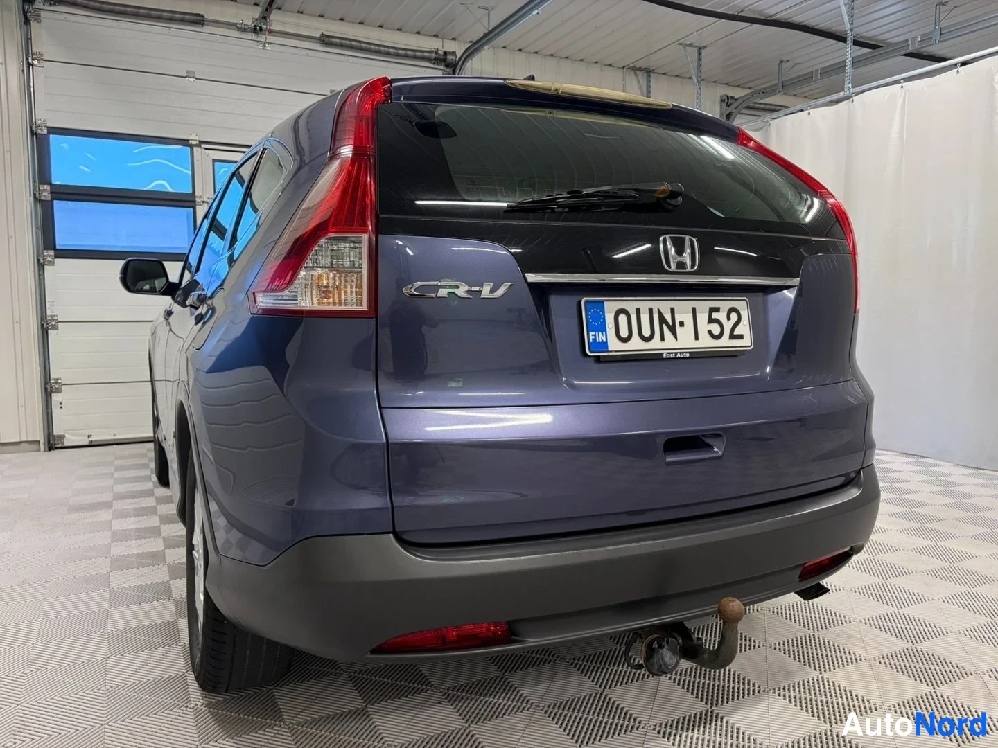 Takaviisto: Honda CR-V:n perä ja vasen kylki; takavalo, H-merkki, CR-V-koristemerkintä, rekisterikilpi ja vetokoulu.