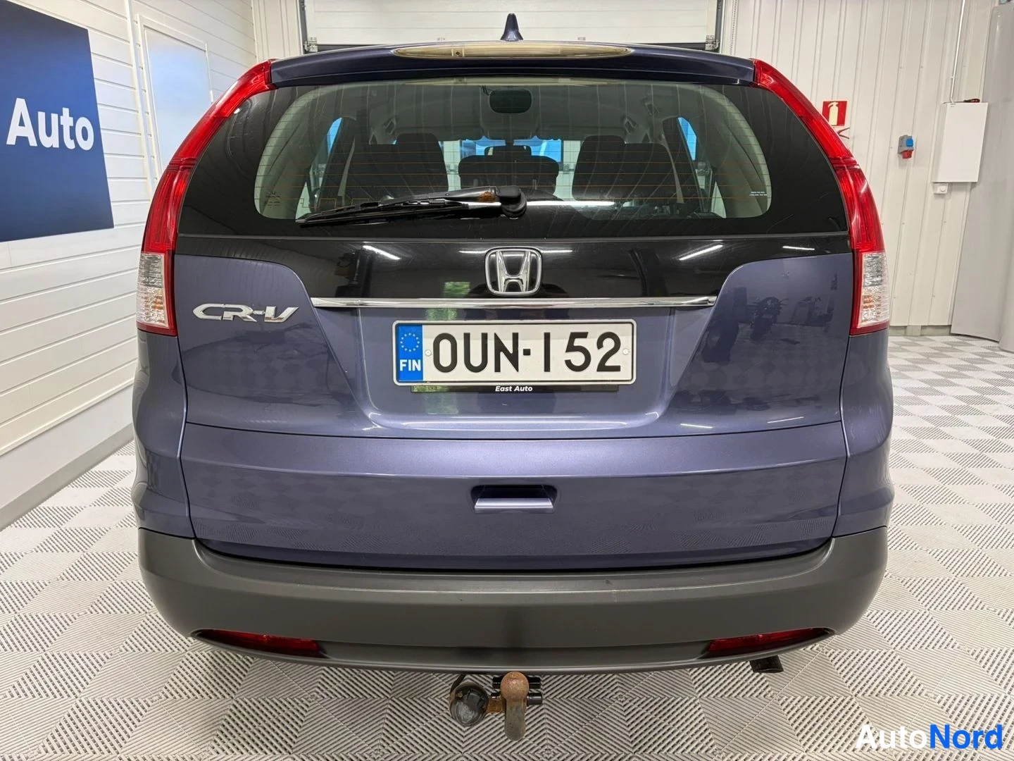 Takaa: Honda CR-V:n takanäky haarukalla, rekisterikilpi.