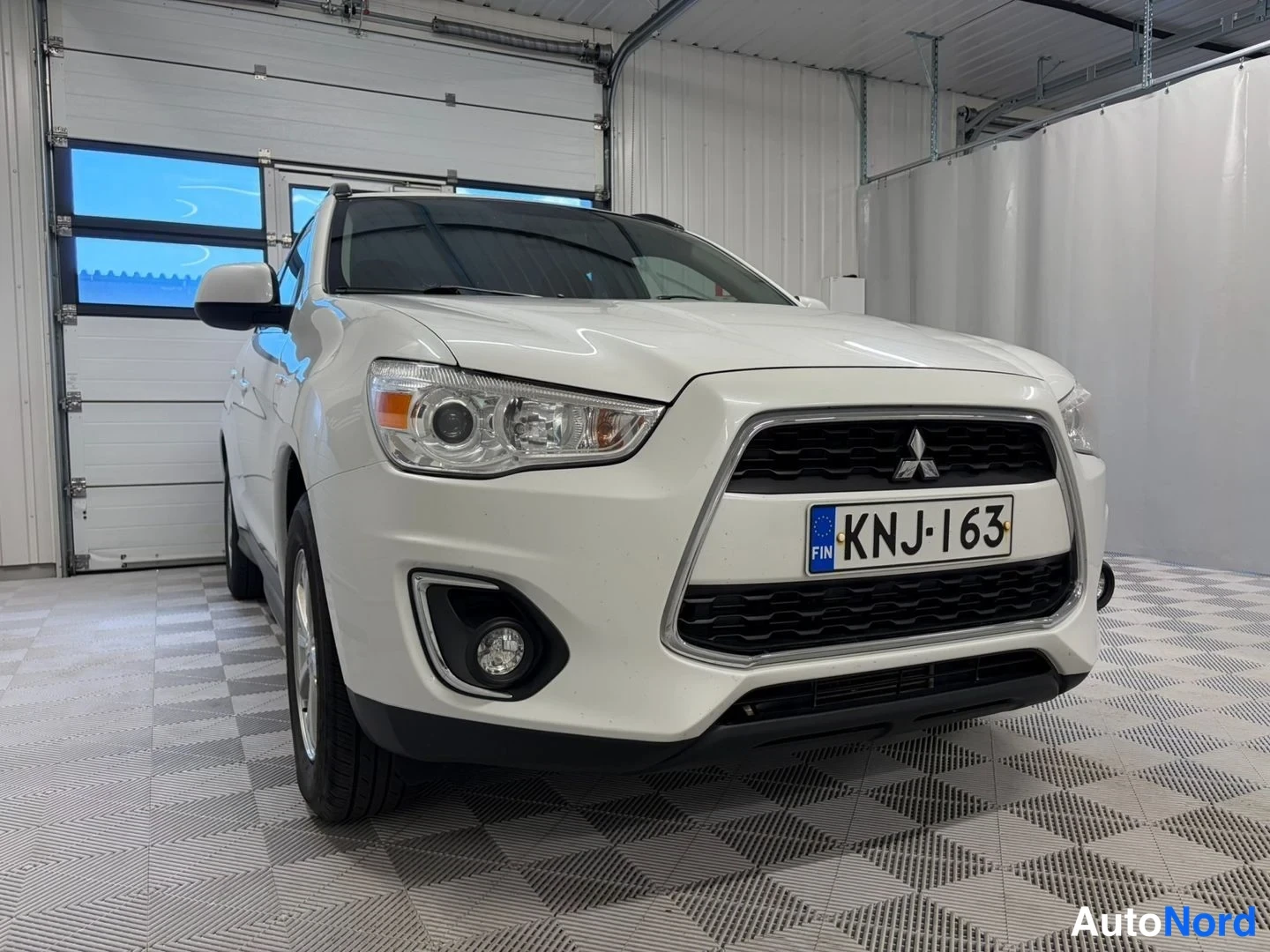 Etuviisto, nokka oikealle: Mitsubishi ASX farmari valkoinen, etukulmanäkymä autotallissa, rekisteritunnus