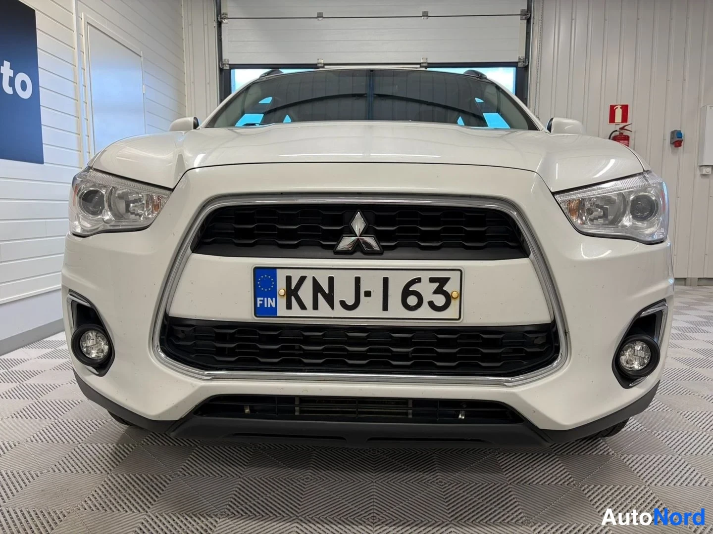 Edestä: Mitsubishi ASX farmari valkoinen, suora etunäkymä, rekisteritunnus