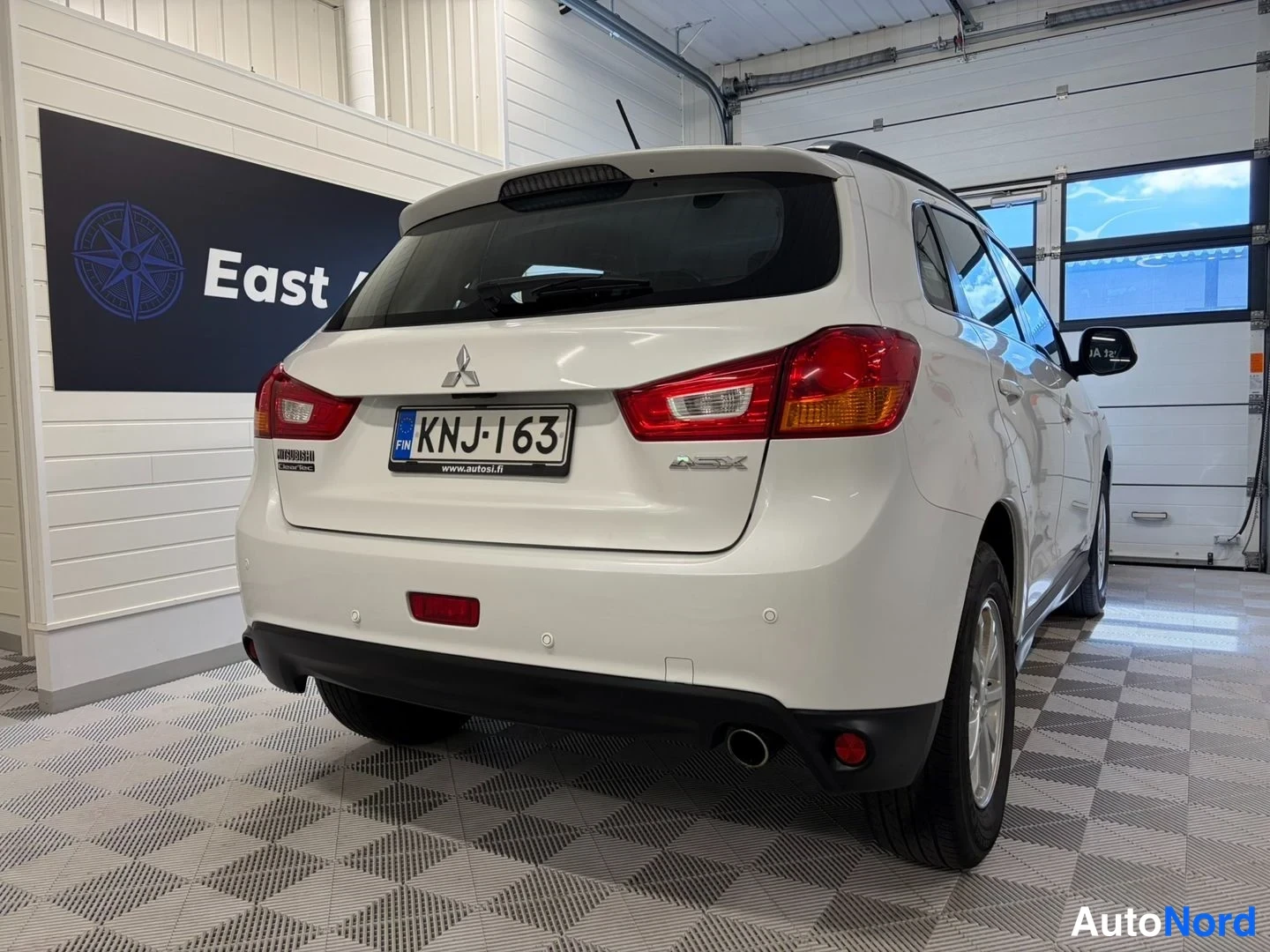 Takaviisto: Mitsubishi ASX farmari valkoinen, takakulmanäkymä autotallissa, rekisteritunnus
