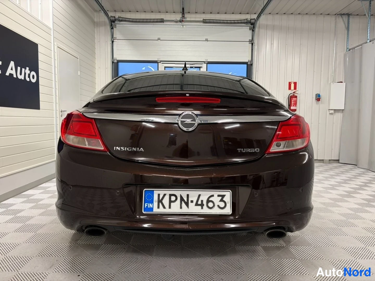 Takaa: Opel Insignian takaosa suoraan takaa, 'INSIGNIA' ja 'TURBO' -merkit, kaksi pakoputkea ja rekisterikilpi.