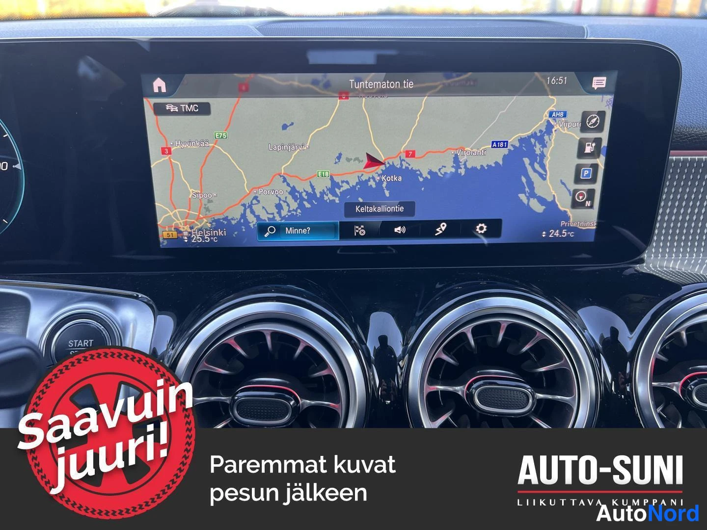 Muu: Keskiöconsolin yläosassa oleva laajamittainen infotainment-näyttö näyttää karttanavigaatiota alueella Helsinki–Kotka, alareunassa pyöreät ilmastointisuuttimet j