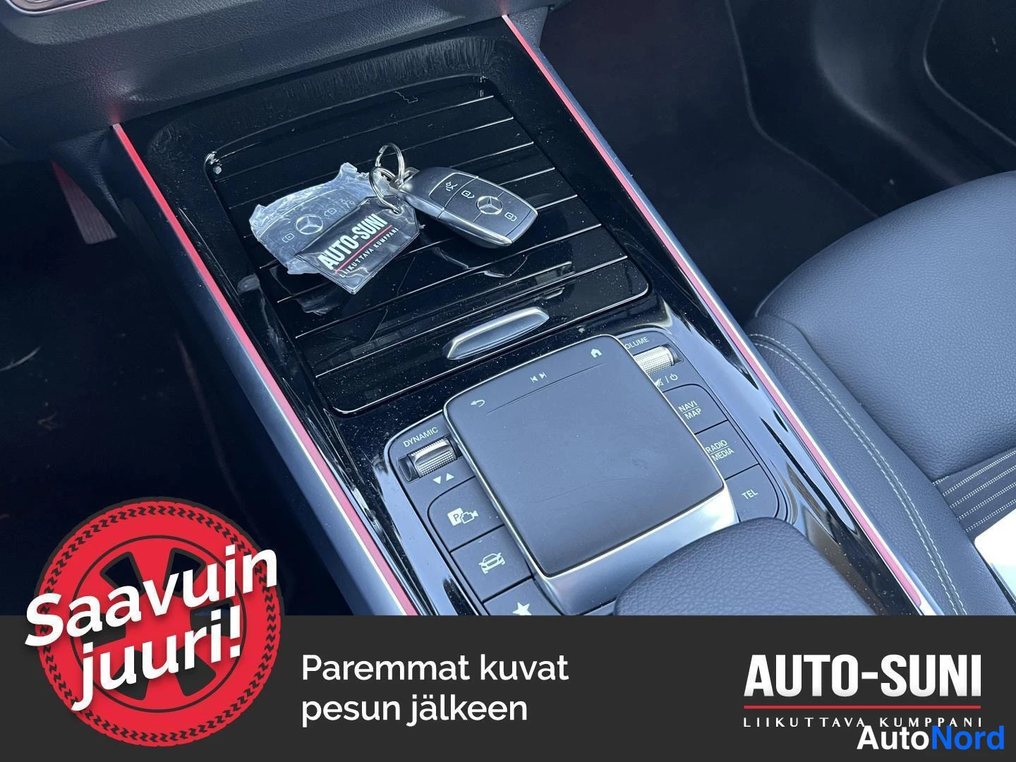 Muu: Keskiöconsole-stereo ja kumpikin Mercedes-avaimenperä lepo­aukolla, alareunassa kosketusohjain ja pyöreät ilmastointisuuttimet.