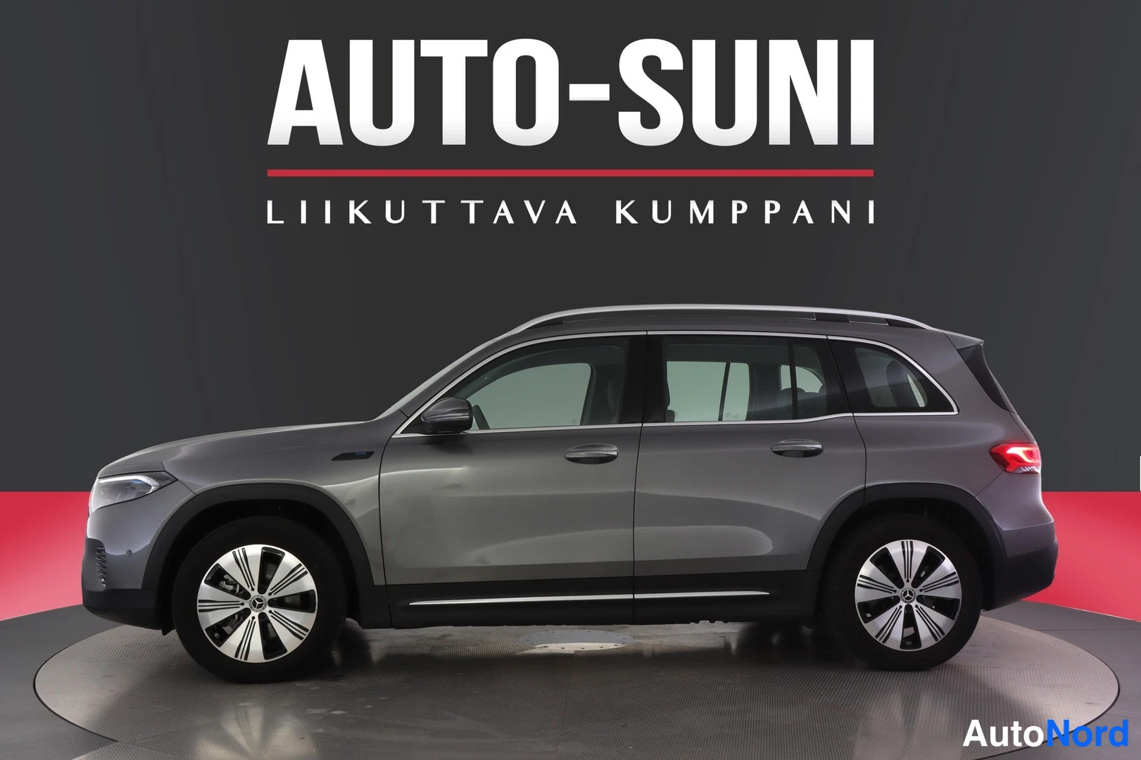 Harmaa Mercedes-Benz EQB 2022, etuviisto, keula vasemmalle, kuva 2