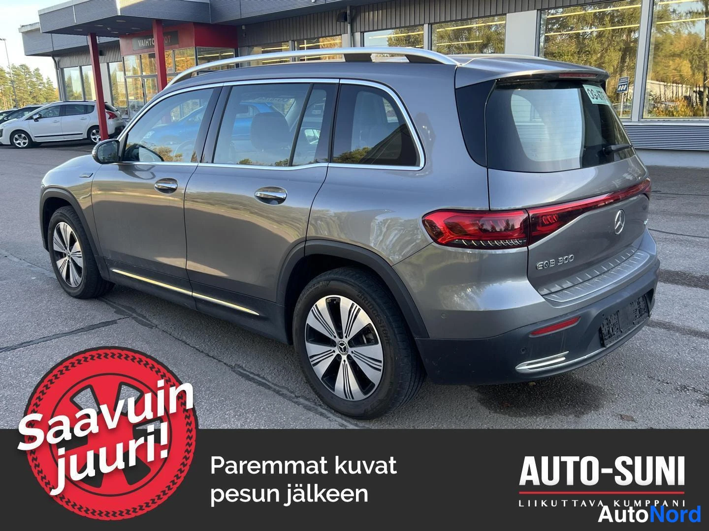 Takaviisto: Mercedes-Benz EQB:n takakulmakuva vasemmalta, takavalo, kattokaiteet ja takapyörä näkyvät.