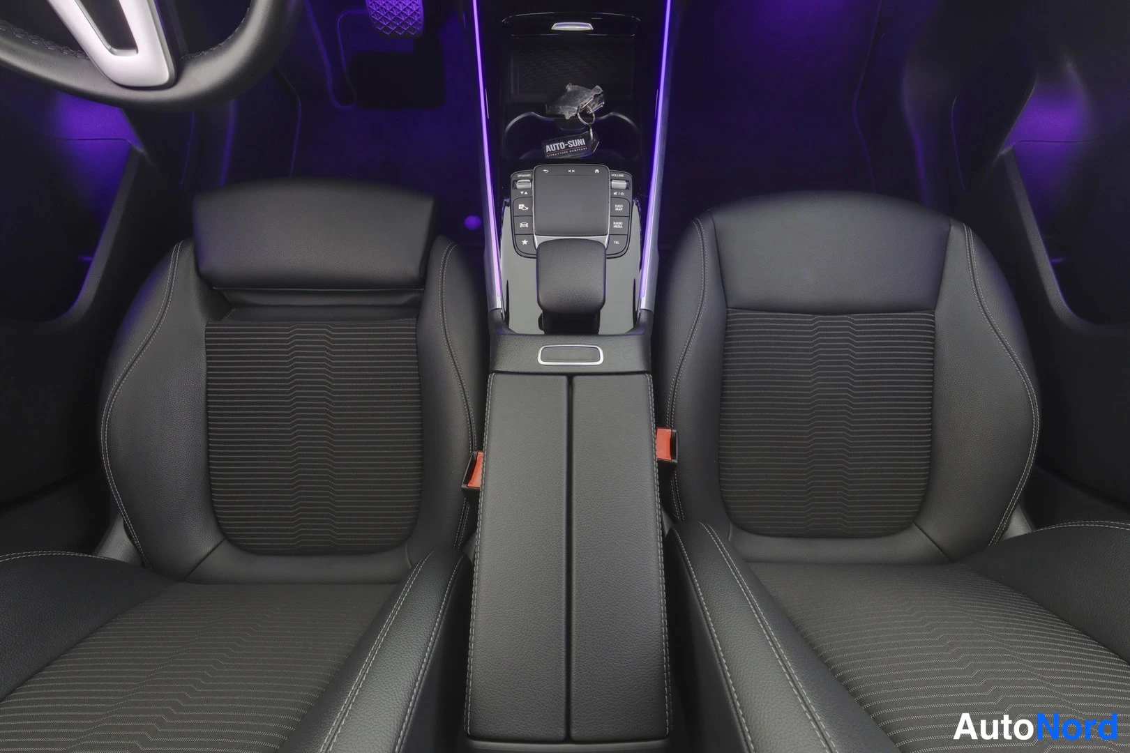 Harmaa Mercedes-Benz EQB 2022, etuistuimet, kuva 10