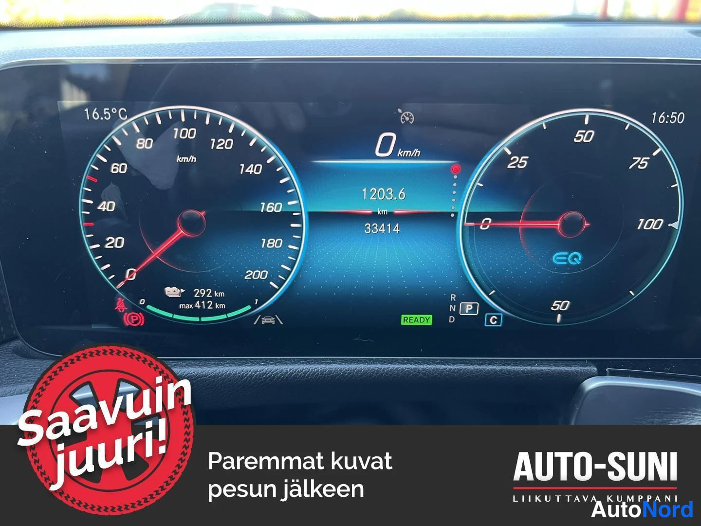 Muu: Kojeiston digitaalinäytön lähikuva: nopeusmittari, EQ-merkintä, 292 km toiminta-alue, kokonaismittarilukema 33414 km ja READY-indikaattori.