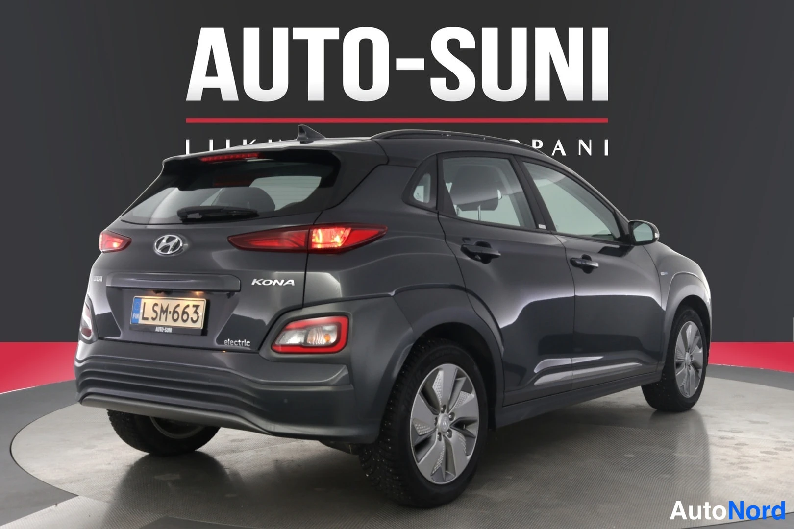 Takaviisto: Hyundai Kona Electricin takakulmanäkymä tummanharmaana, rekisterikilpi ja KONA-merkintä näkyvät.