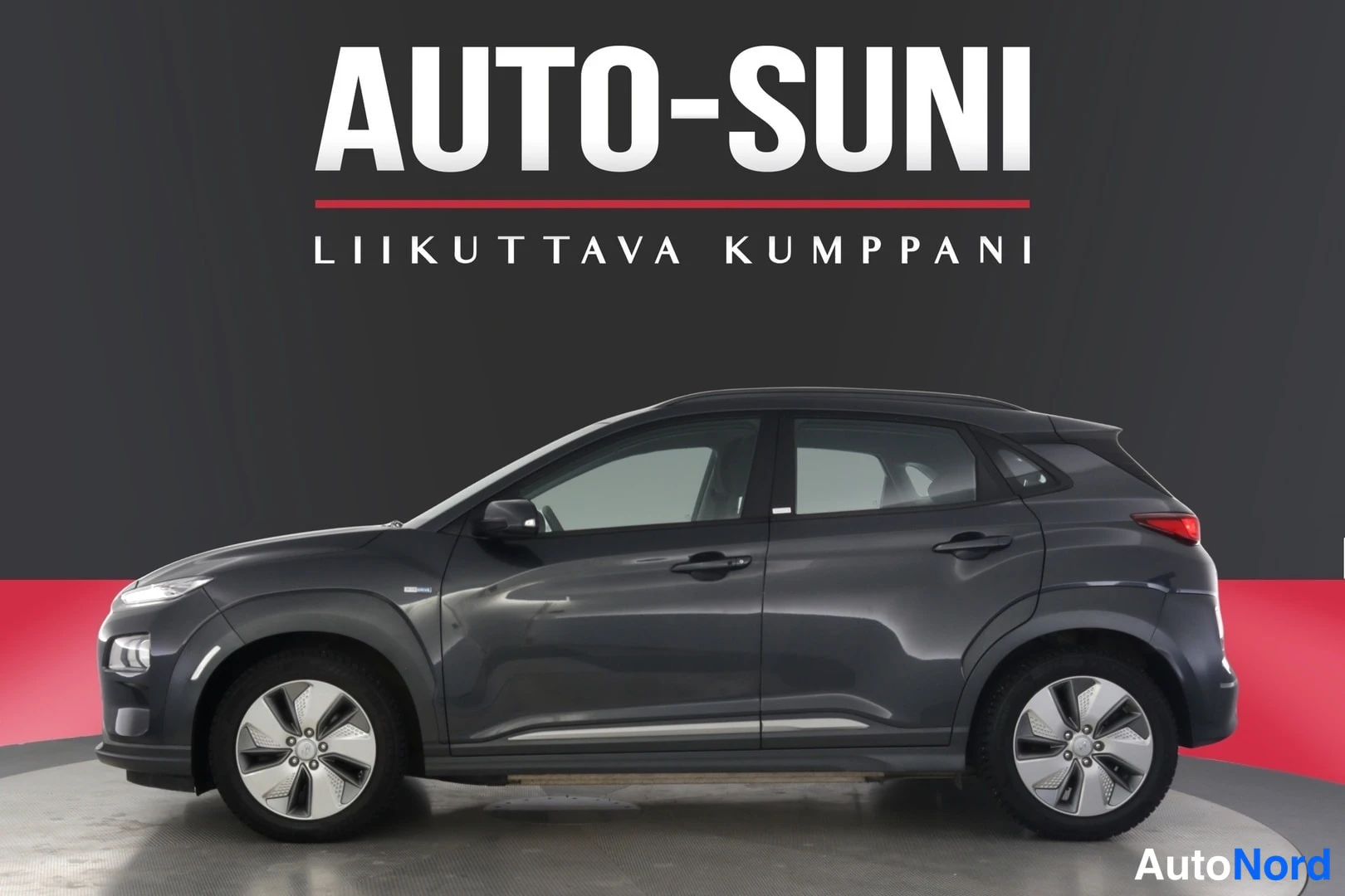 Sivulta: Hyundai Kona 2020 sivusta vasemmalta katsottuna, tummanharmaa koriväri.