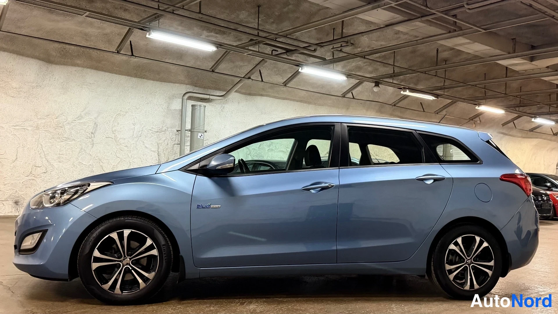 Sininen Hyundai i30 2013, etuviisto, keula vasemmalle, kuva 2