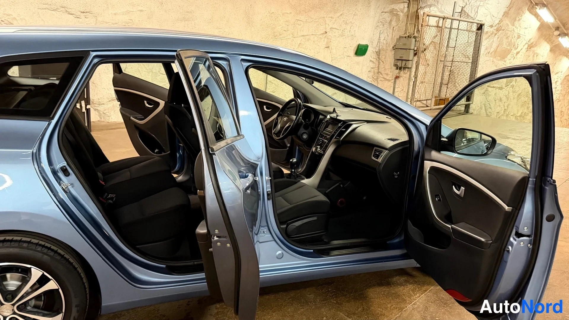 Sininen Hyundai i30 2013, ohjaamo, kuva 12