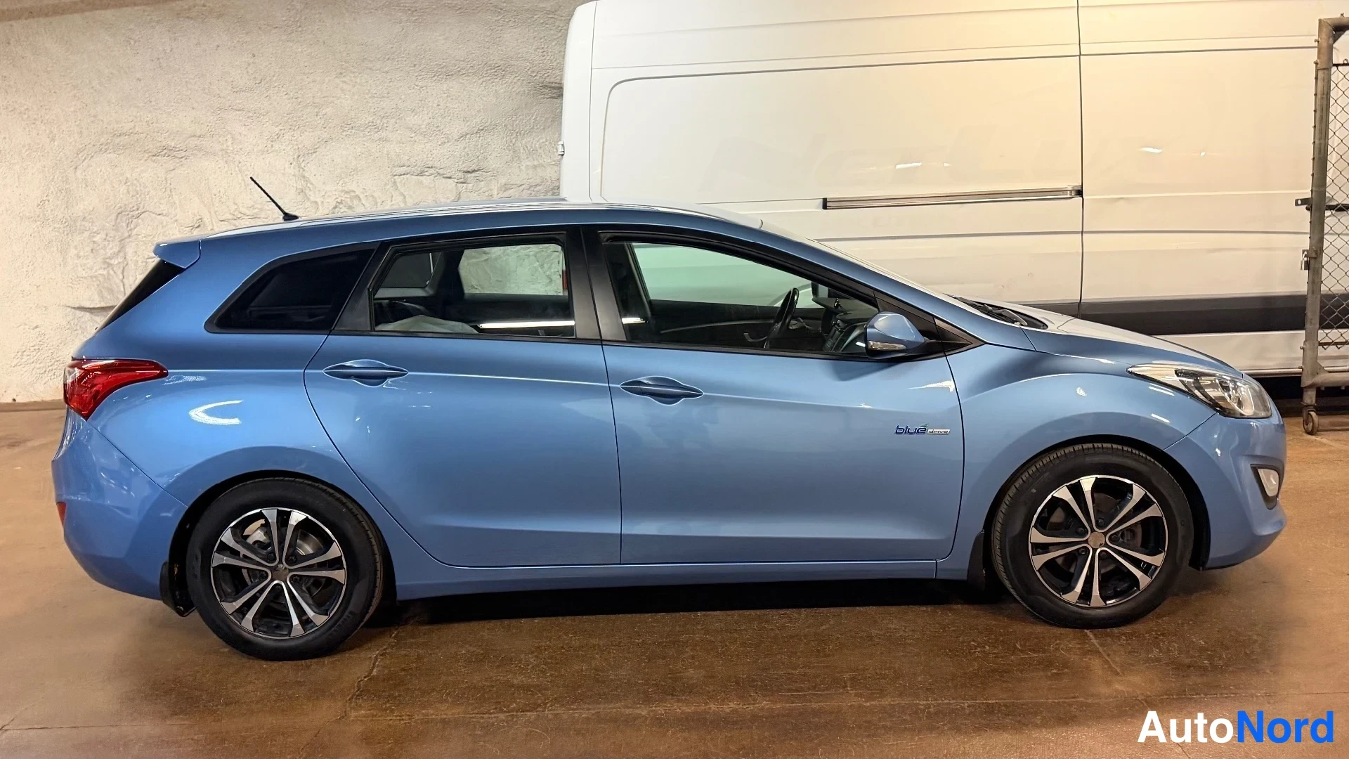 Sivulta: Hyundai i30 farmari sivulta vasemmalta, vaaleansininen