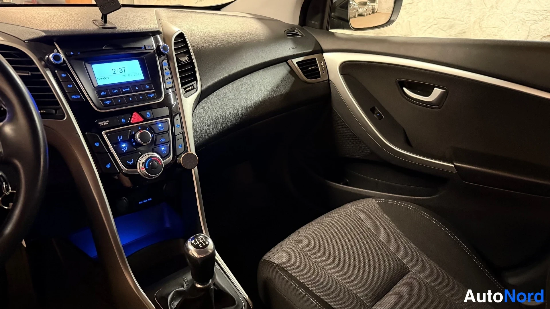 Sininen Hyundai i30 2013, ohjaamo, kuva 14