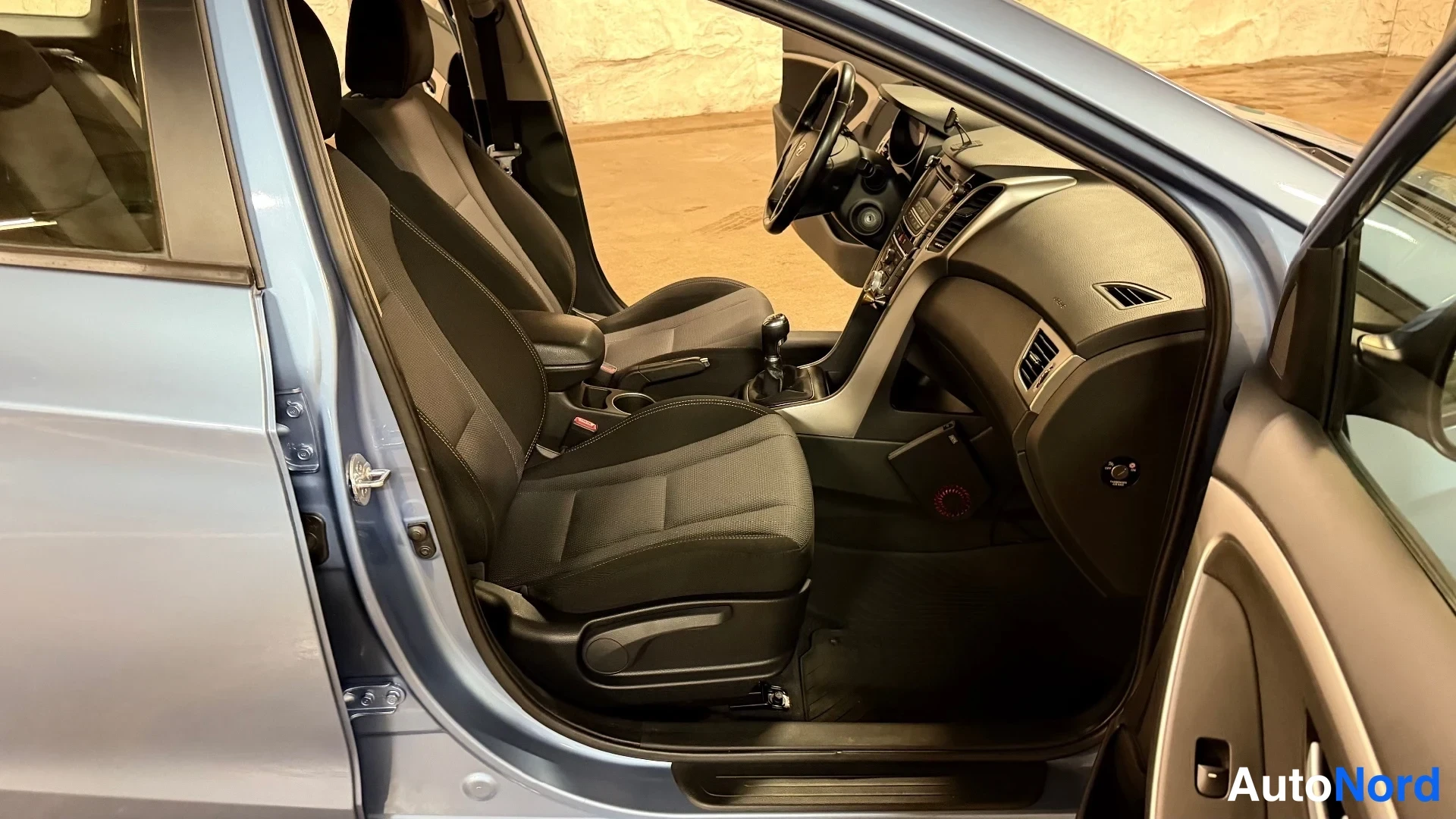 Sininen Hyundai i30 2013, etuistuimet, kuva 16