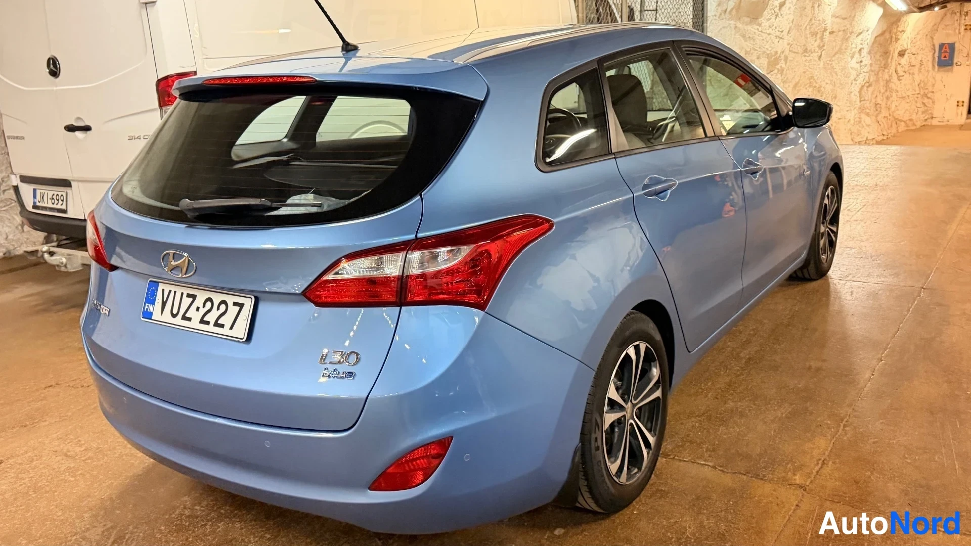 Takaviisto: Hyundai i30 farmari takakolmannelta vasemmalta, vaaleansininen, rekisteritunnus
