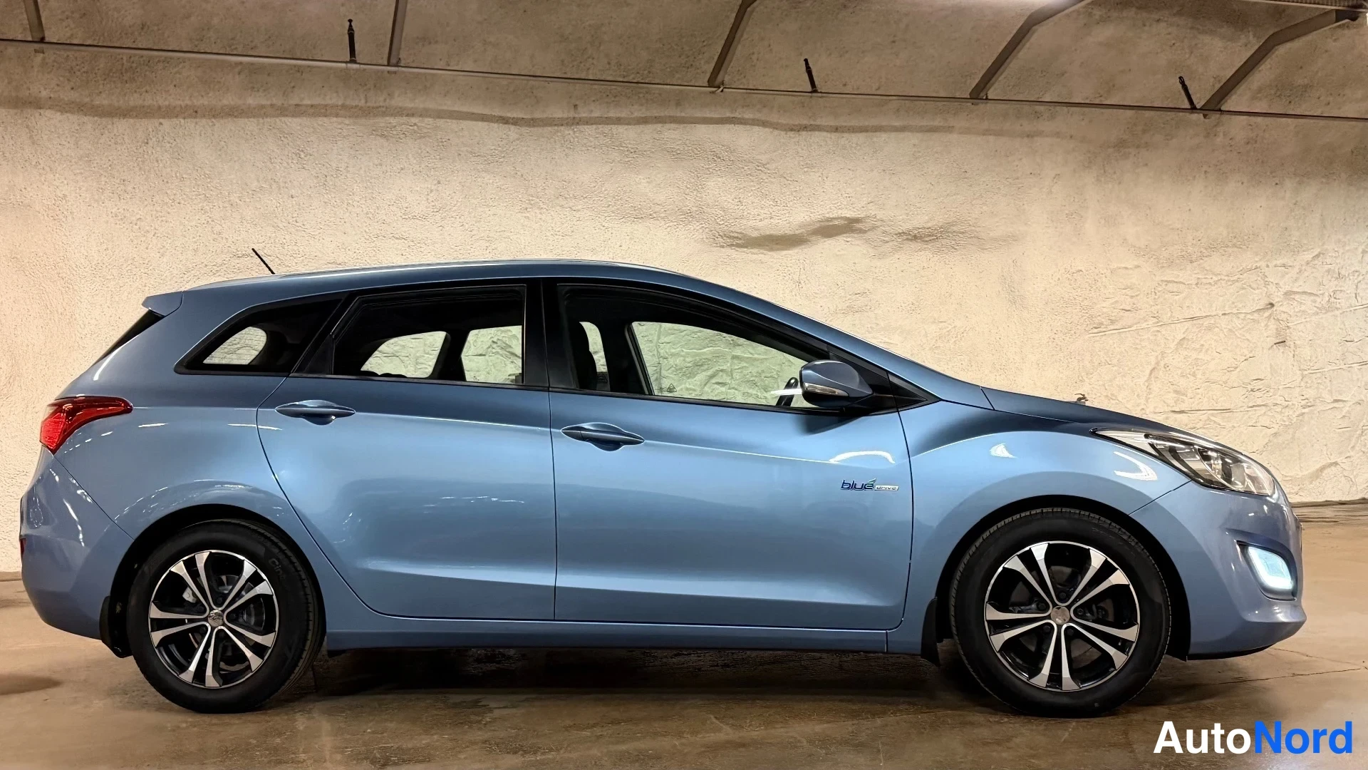Sininen Hyundai i30 2013, etuviisto, keula oikealle, kuva 5