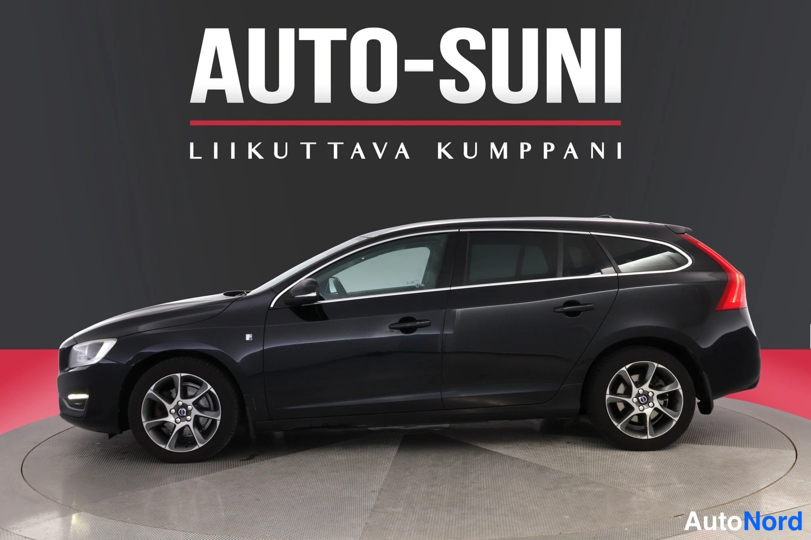 Musta Volvo V60 2015, sivulta, kuva 3