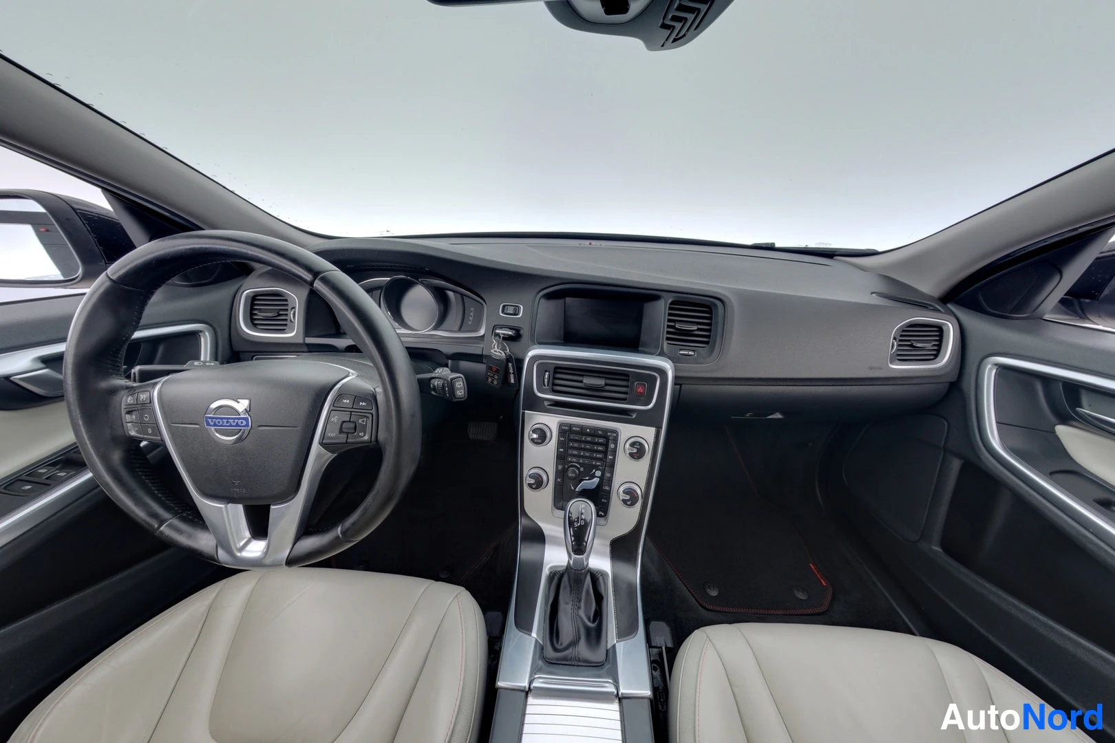 Musta Volvo V60 2015, ohjaamo, kuva 7