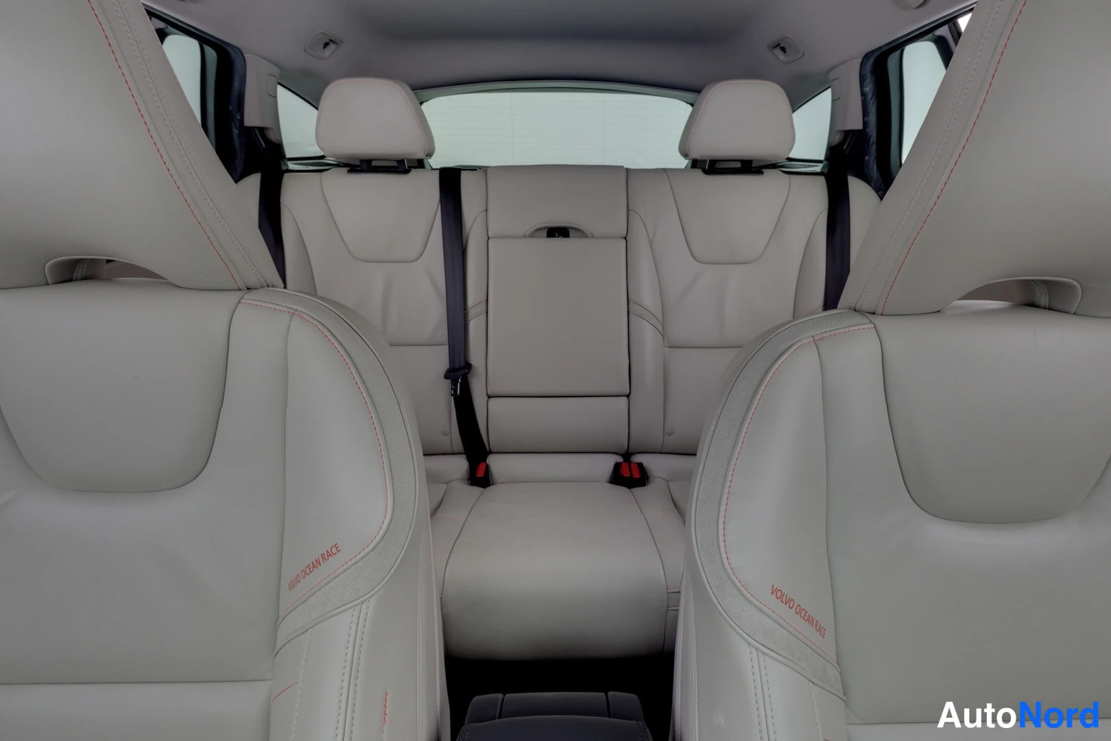 Musta Volvo V60 2015, takaistuimet, kuva 11