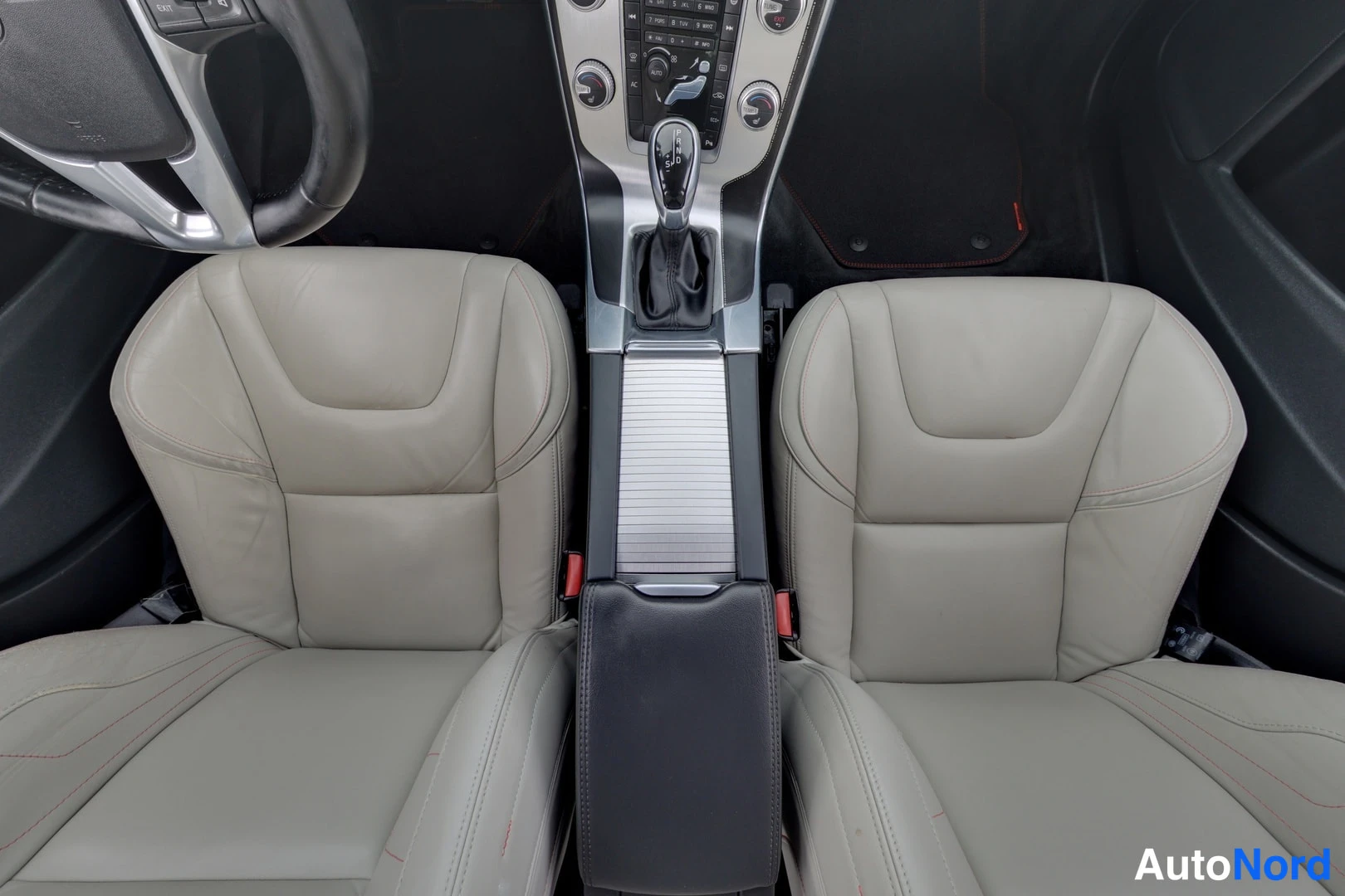 Musta Volvo V60 2015, etuistuimet, kuva 9