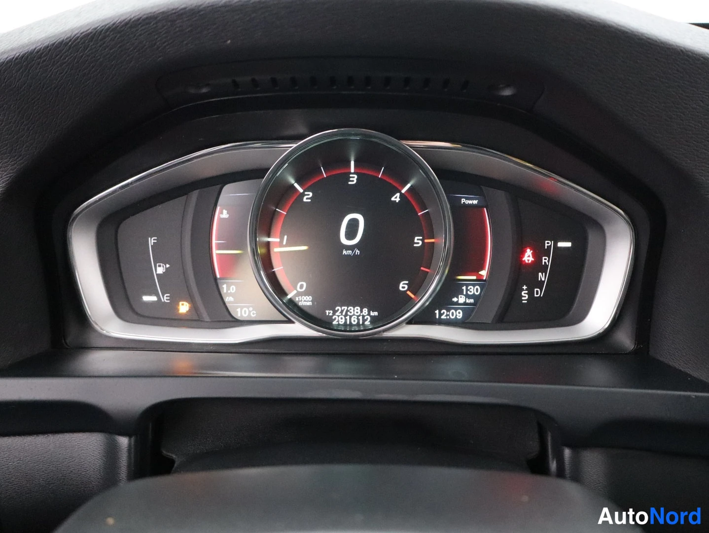 Musta Volvo V60 2015, yksityiskohta, kuva 15