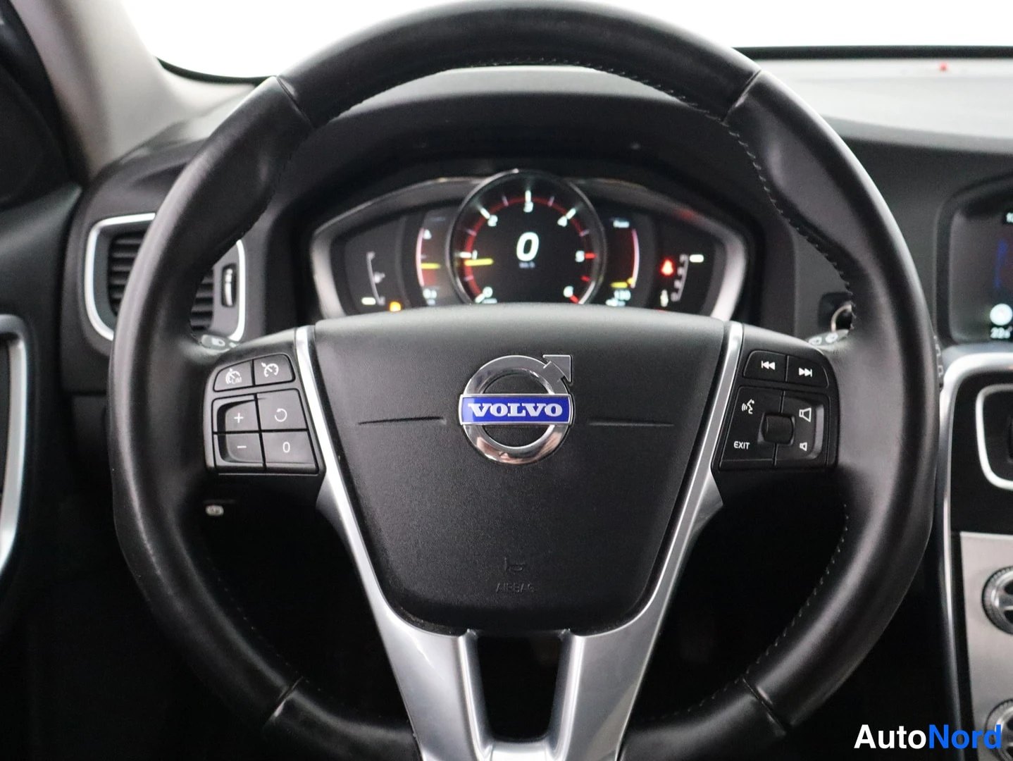 Musta Volvo V60 2015, yksityiskohta, kuva 16