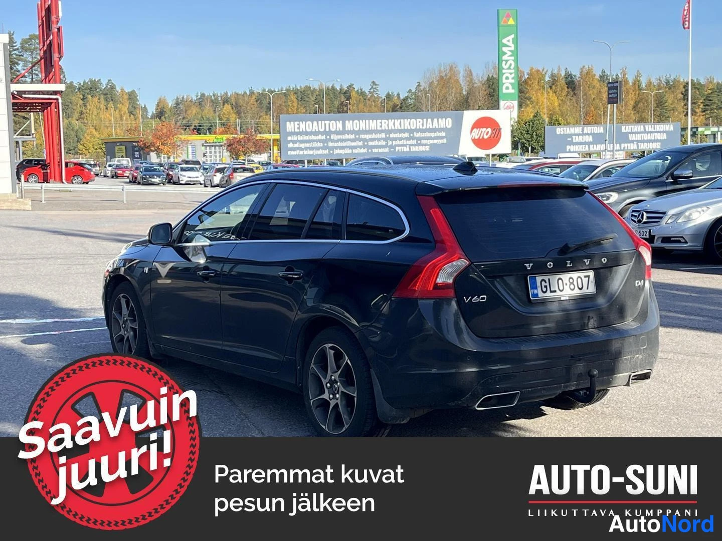 Takaviisto: Musta farmariauto takaa ja sivulta, rekisterikilpi GL0-807.