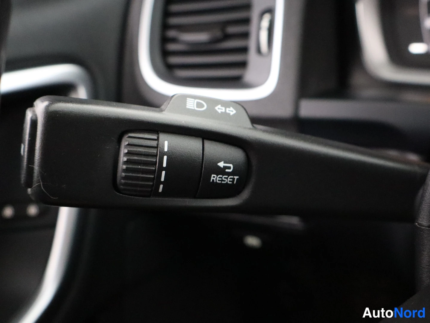 Musta Volvo V60 2015, yksityiskohta, kuva 19