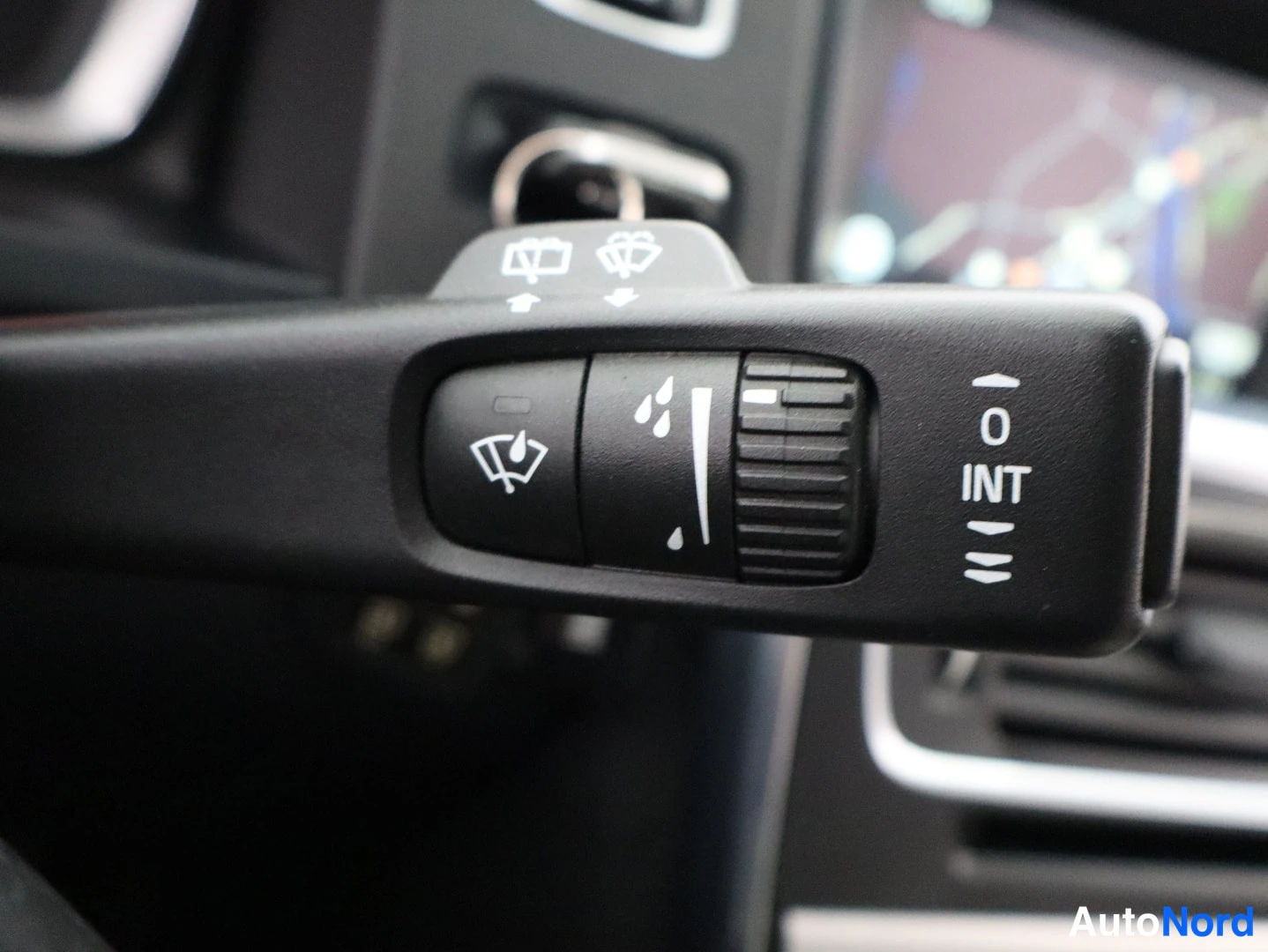 Musta Volvo V60 2015, yksityiskohta, kuva 20