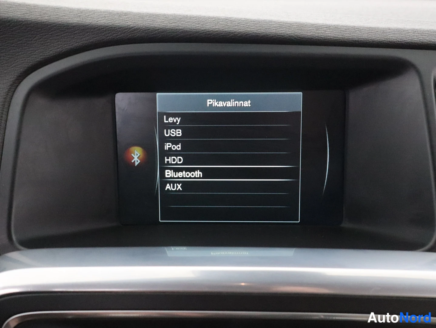 Musta Volvo V60 2015, yksityiskohta, kuva 24