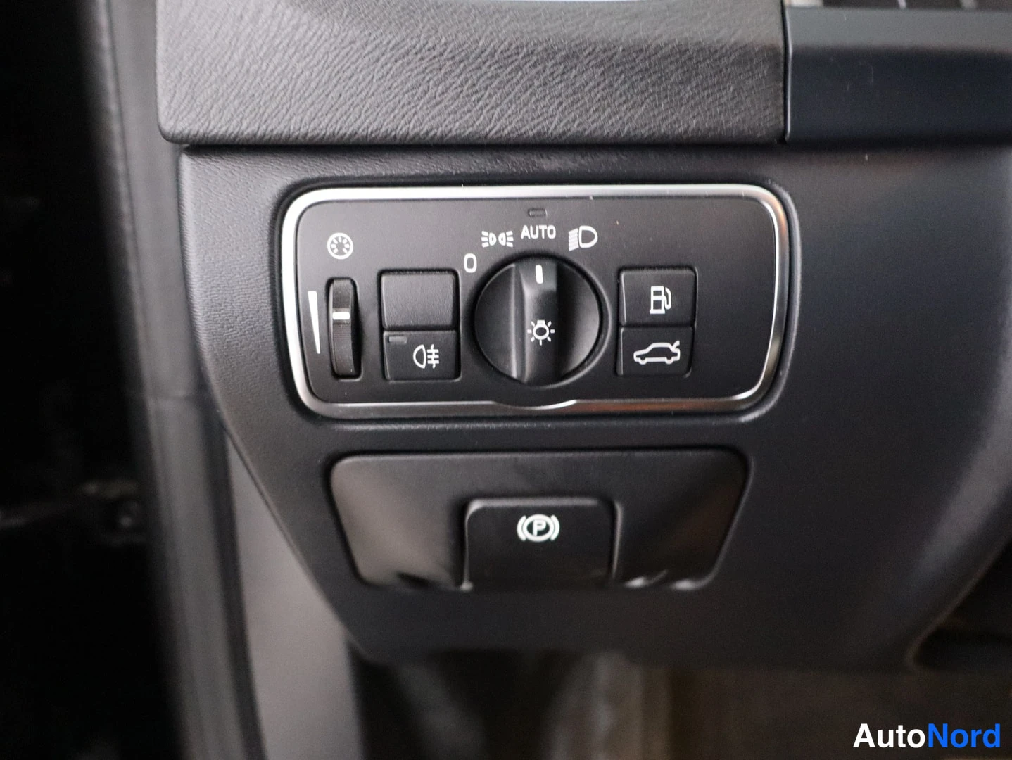 Musta Volvo V60 2015, yksityiskohta, kuva 26