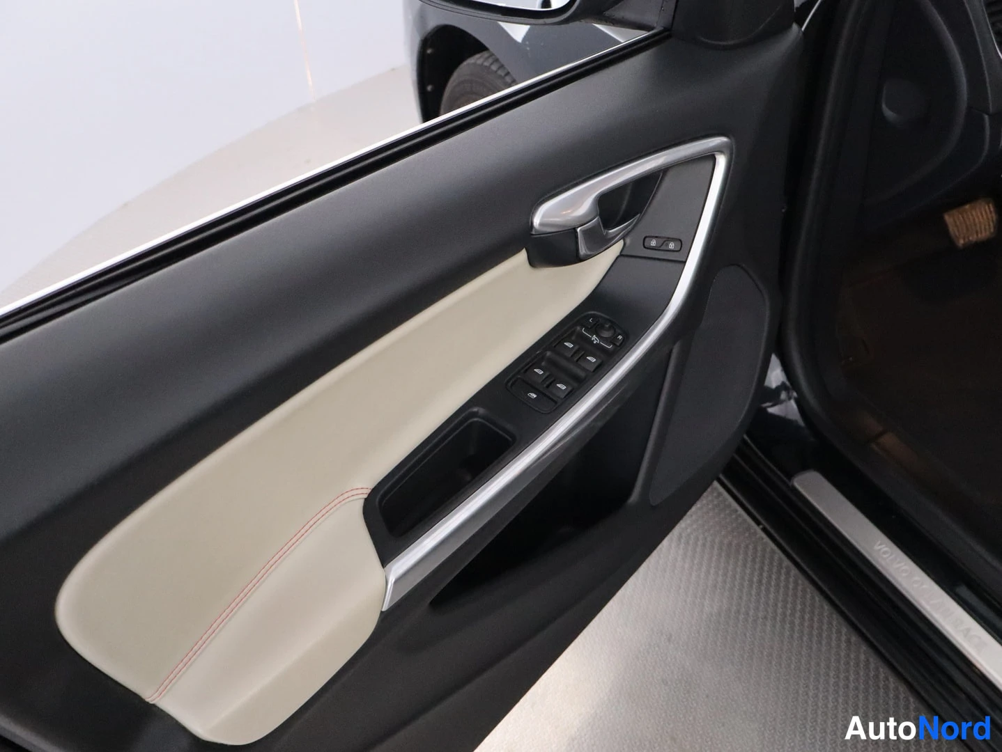 Musta Volvo V60 2015, yksityiskohta, kuva 27