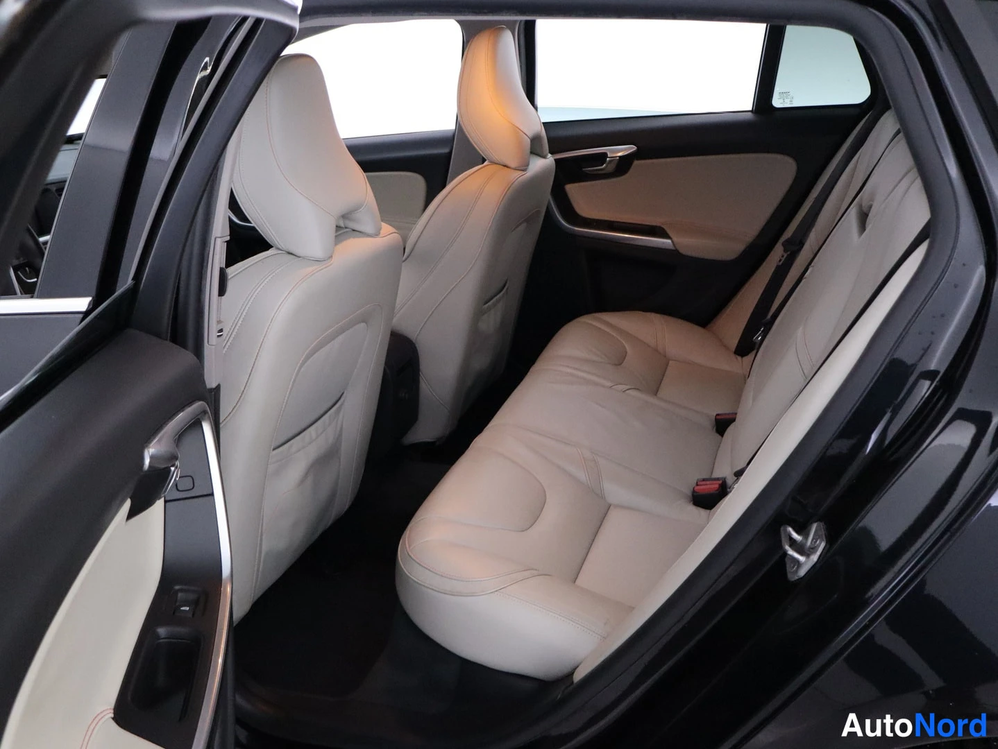 Musta Volvo V60 2015, takaistuimet, kuva 12