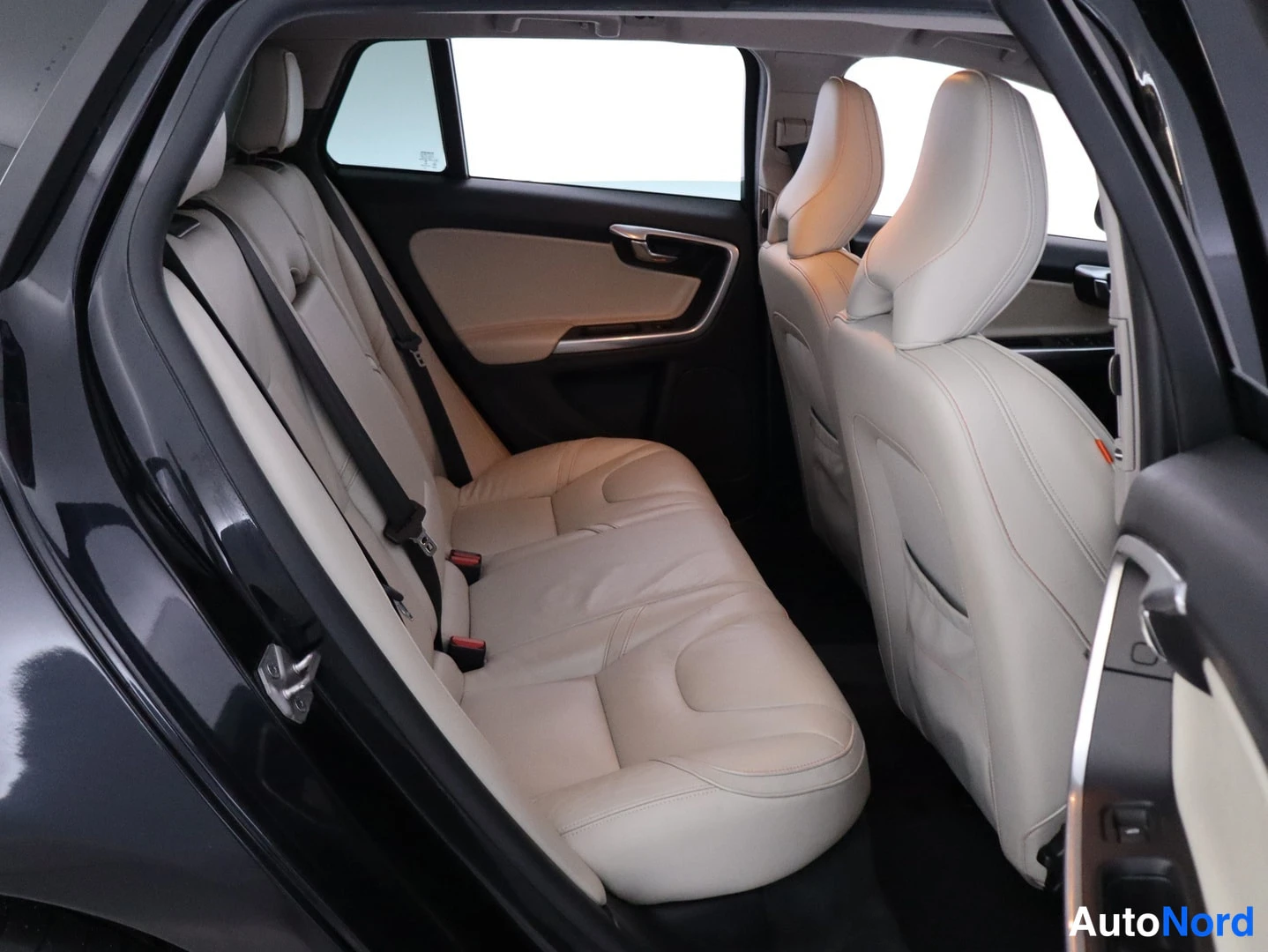Musta Volvo V60 2015, takaistuimet, kuva 13